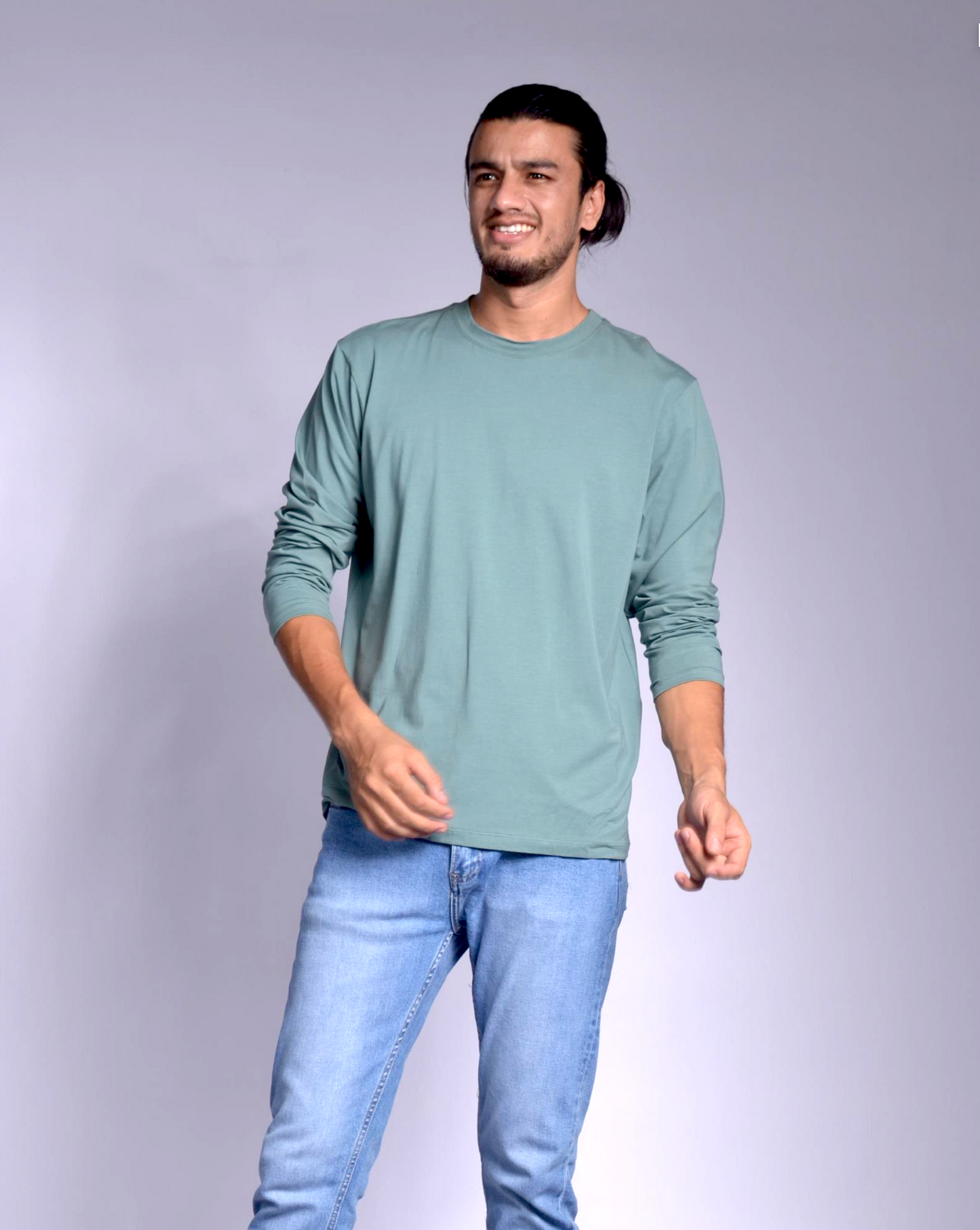 lose-fitting unisex long-sleeve top